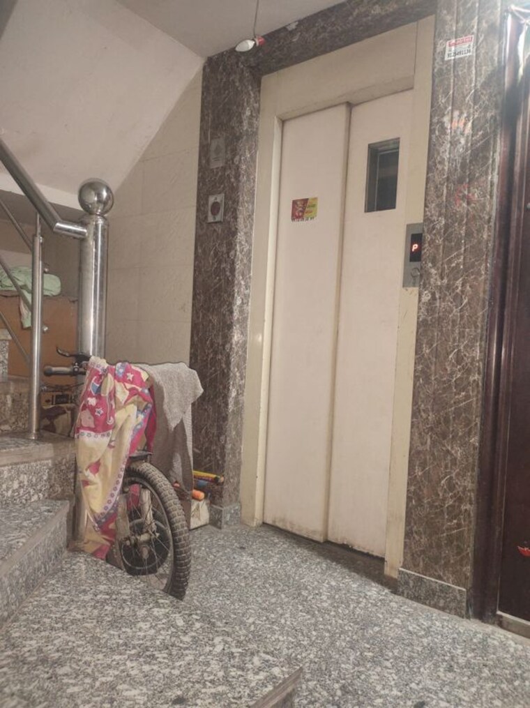  Parking, lajpat nagar 4 2 Bedroom 900 Sq.Ft. Builder Floor In Lajpat Nagar 4 Delhi 10188573