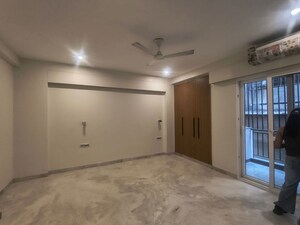 Room in 3 BHK Builder Floor at Sarvapriya Vihar – for Rent