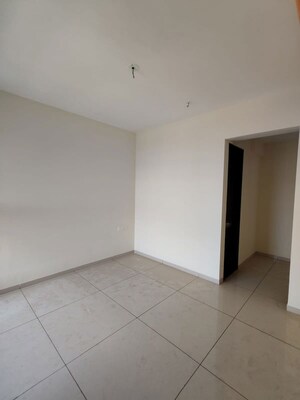 Room in 2.5 BHK Apartment at Chandak 34 Park Estate, Goregaon West – for Rent