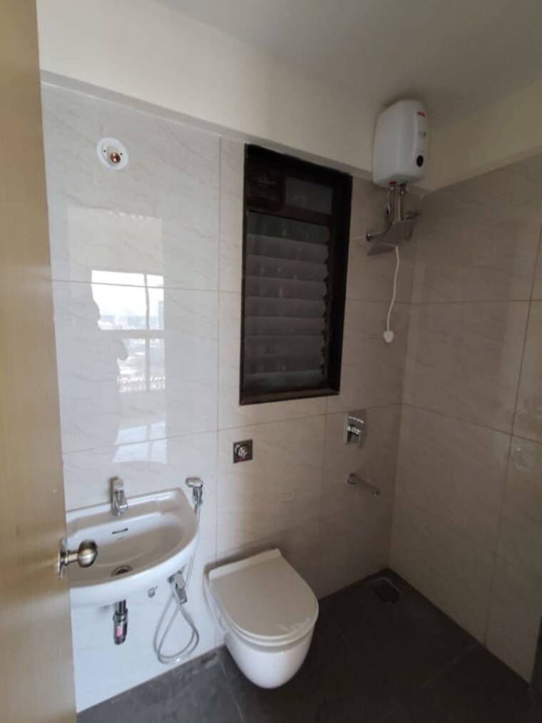 Bathroom, chandak-34-park-estate 2.5 Bedroom 750 Sq.Ft. Apartment In Goregaon West Mumbai 10188829
