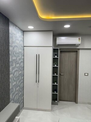 Room in 3 BHK Apartment at Khar West – for Rent