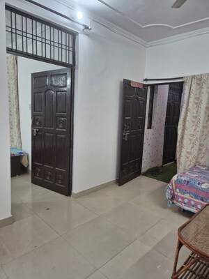 Living Room in 1.5 BHK Apartment at Gomti Nagar – for Rent