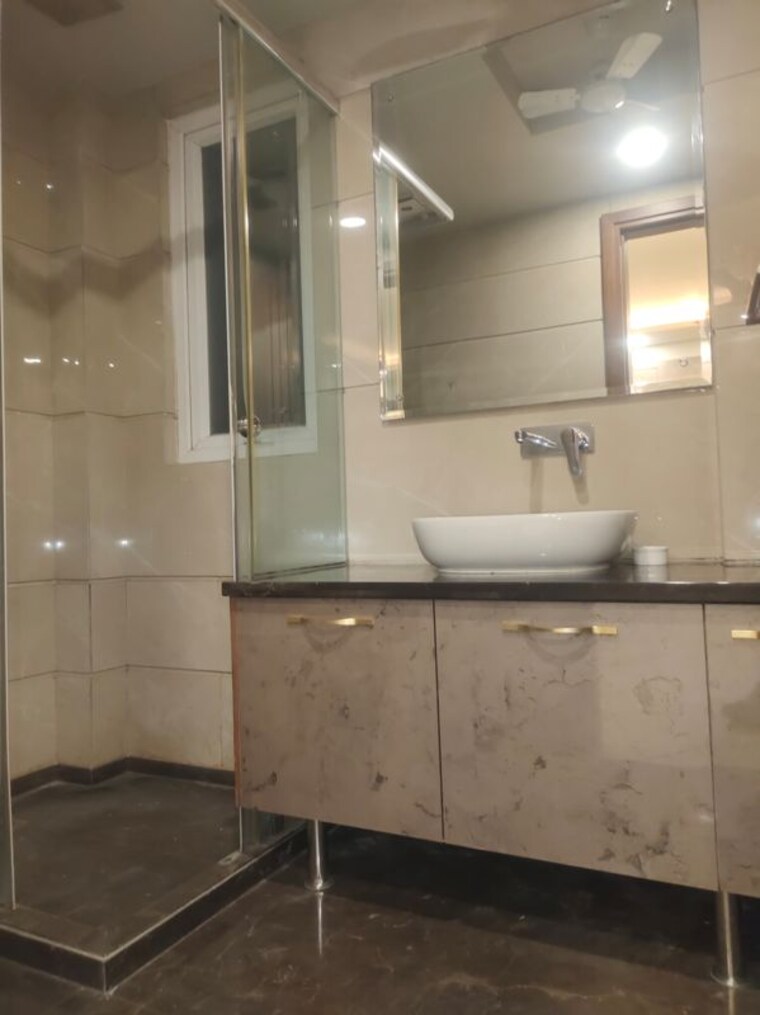 Bathroom, greater kailash i 3 Bedroom 2100 Sq.Ft. Builder Floor In Greater Kailash I Delhi 10188930