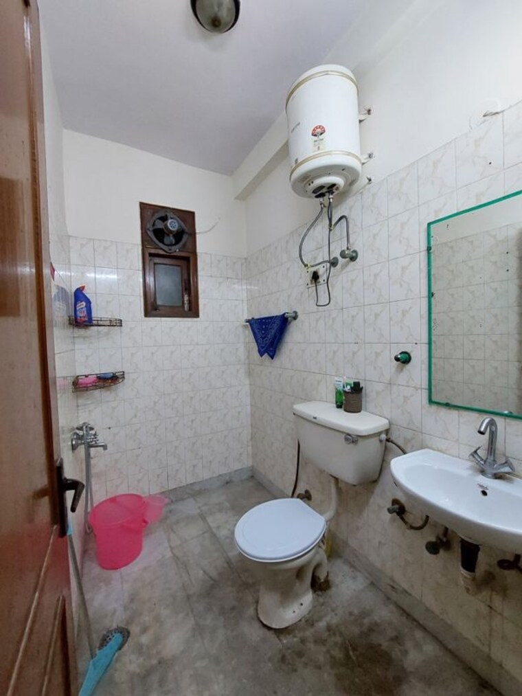 Bathroom, malviya nagar 2 Bedroom 100 Sq.Yd. Builder Floor In Malviya Nagar Delhi 10188931