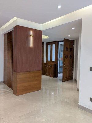 Room in 3.5 BHK Apartment at Mayur Vihar – for Sale