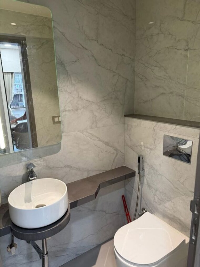 Bathroom, khar west 3 Bedroom 1000 Sq.Ft. Apartment In Khar West Mumbai 10187888