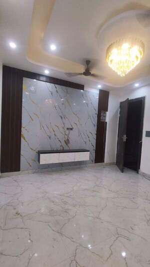 Room in 3 BHK Builder Floor at Sector 73 – for Sale