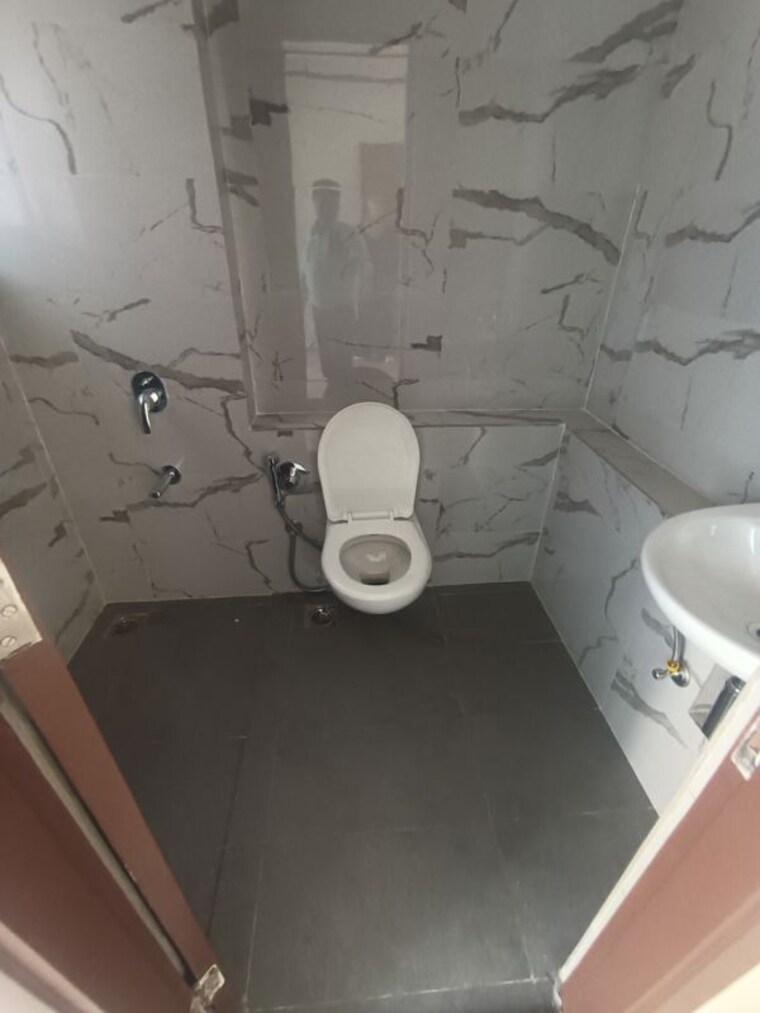 Attached Bathroom, sheth-auris-bliss 2.5 Bedroom 1100 Sq.Ft. Apartment In Malad West Mumbai 10189046