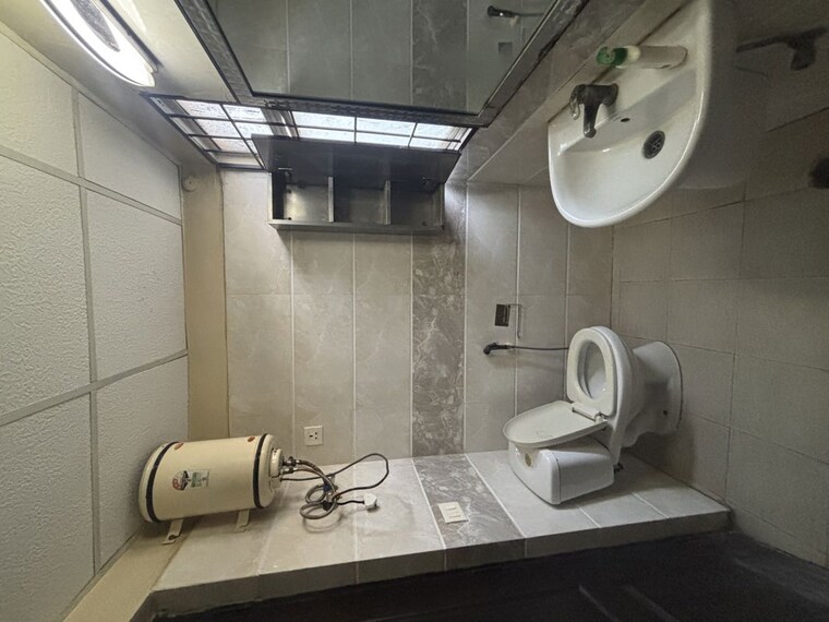 Bathroom, amrapali-princely-estate Pg For Girls In Sector 76 10189087