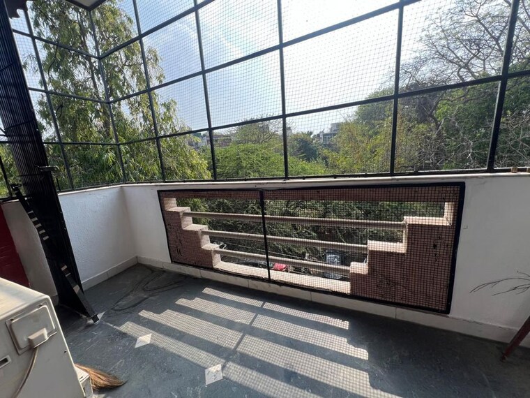 Balcony, chittaranjan park 3 Bedroom 250 Sq.Yd. Builder Floor In Chittaranjan Park Delhi 10189127
