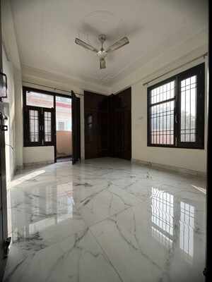 Room in 1 BHK Apartment at Chattarpur – for Rent