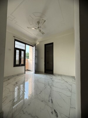 Room in 1 BHK Apartment at Chattarpur – for Rent