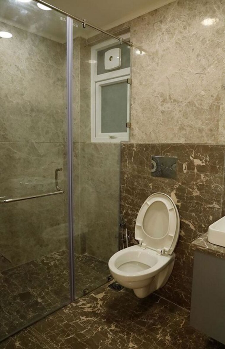 Bathroom, sarvapriya vihar 3 Bedroom 233 Sq.Yd. Builder Floor In Sarvapriya Vihar Delhi 10189133