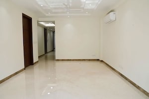 Room in 3 BHK Builder Floor at Sarvapriya Vihar – for Rent