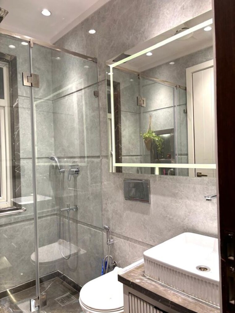 Bathroom, safdarjung enclave 3 Bedroom 150 Sq.Yd. Builder Floor In Safdarjung Enclave Delhi 10189140