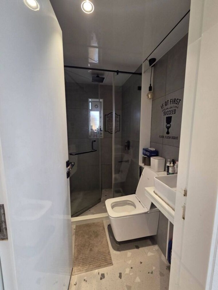 Bathroom, nahars-everest 3 Bedroom 1400 Sq.Ft. Apartment In Versova Mumbai 10189314