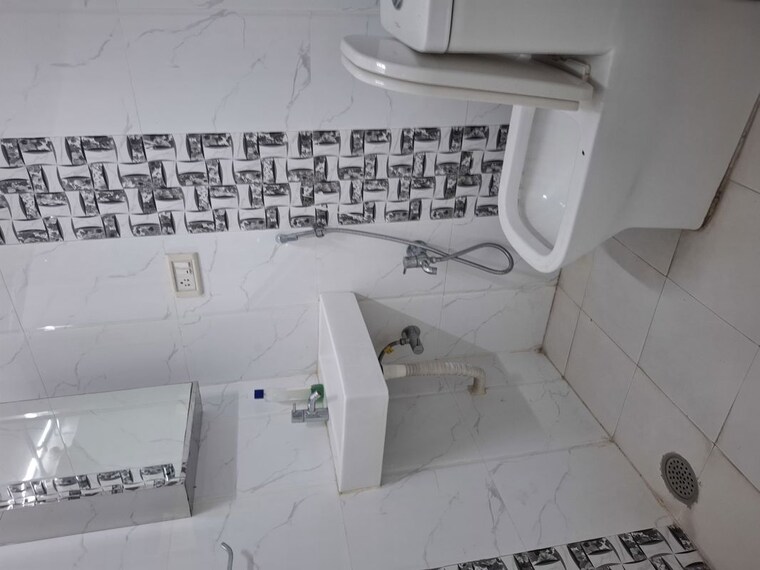 Bathroom, banjara hills 3 Bedroom 2000 Sq.Ft. Apartment In Banjara Hills Hyderabad 10189357