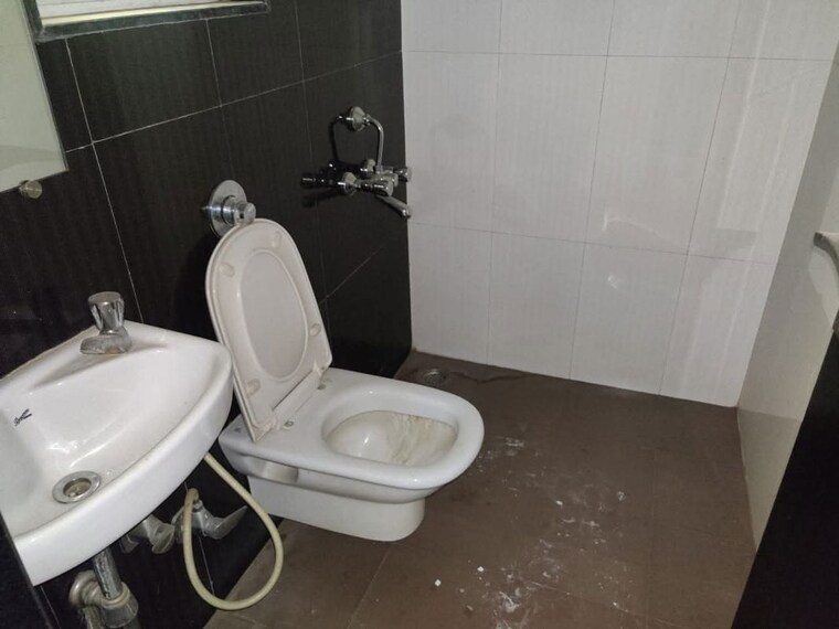 Bathroom, nyati-windchimes 4 Bedroom 2456 Sq.Ft. Penthouse In Mohammadwadi Pune 10189378