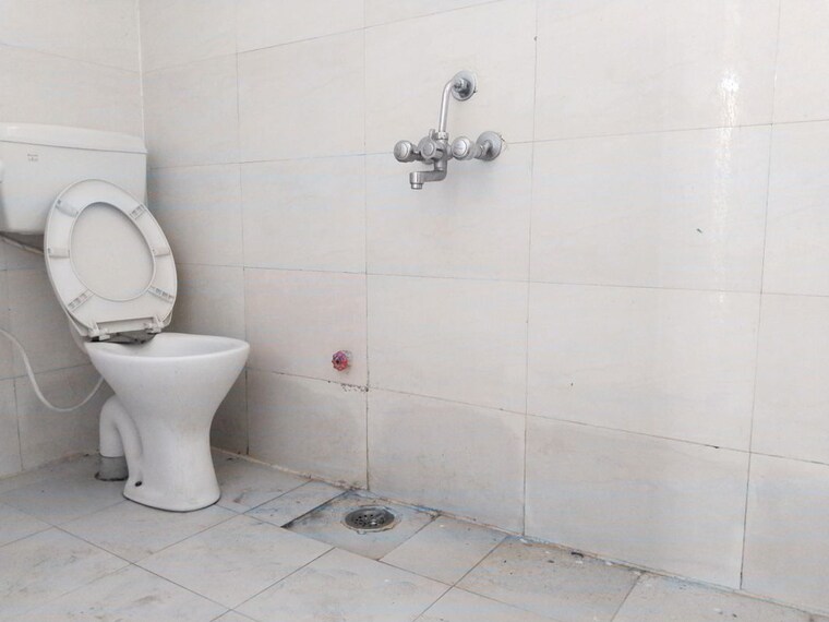 Bathroom, sector 85 2 Bedroom 500 Sq.Ft. Apartment In Sector 85 Faridabad 10189421