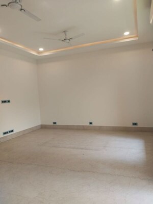 Room in 3 BHK Builder Floor at Sector 30 – for Rent