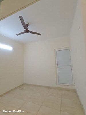 Room in 3 BHK Apartment at Gaur City 2 - 14th Avenue, Sector 16c Greater Noida – for Rent