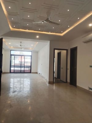 Room in 3 BHK Builder Floor at Sector 52 – for Rent