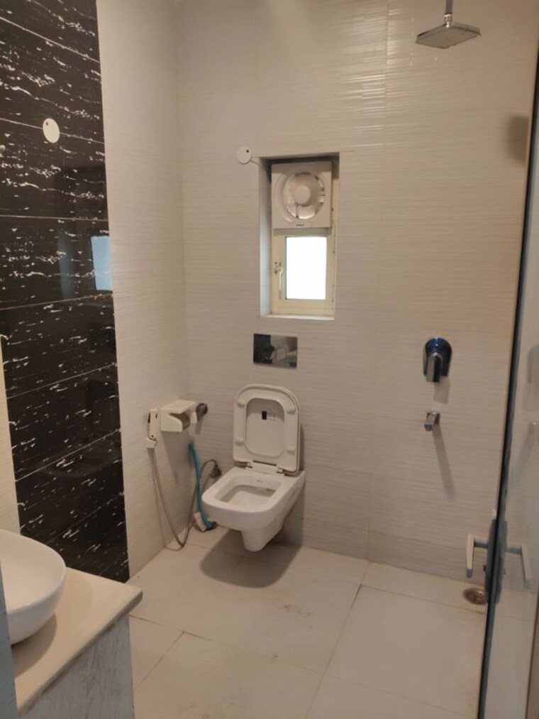 Bathroom, vasant kunj 3 Bedroom 1800 Sq.Ft. Apartment In Vasant Kunj Delhi 10189636