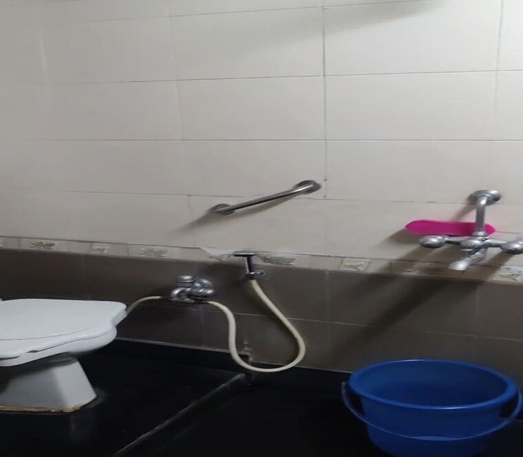 Bathroom, parel 2 Bedroom 880 Sq.Ft. Apartment In Parel Mumbai 10189610