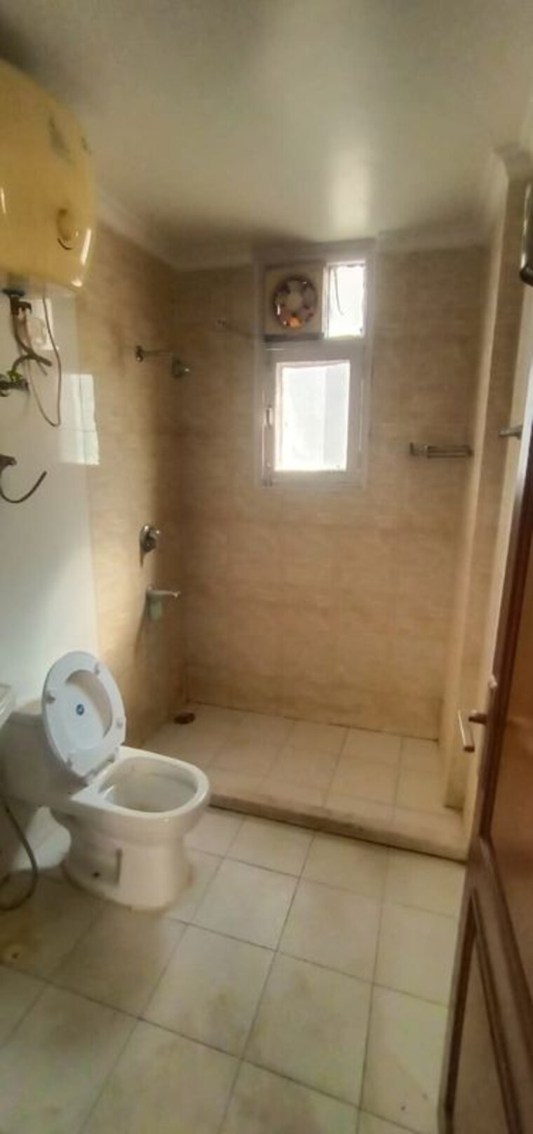Bathroom, swaran-villa-friends-apartments 3.5 Bedroom 2500 Sq.Ft. Apartment In Sector 52 Gurgaon 10189623