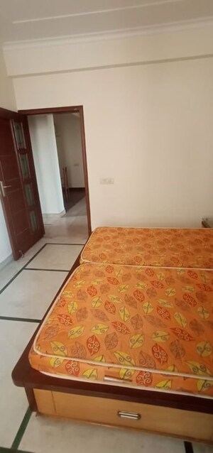 Room in 3.5 BHK Apartment at Swaran Villa Friends Apartments, Sector 52 – for Rent