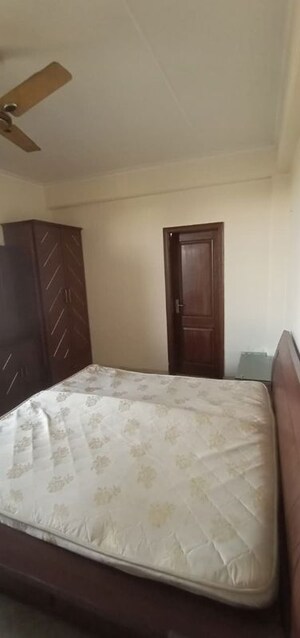 Room in 3.5 BHK Apartment at Swaran Villa Friends Apartments, Sector 52 – for Rent