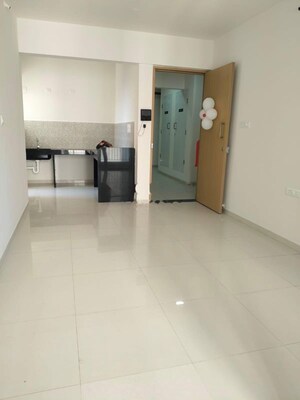 Room in 3 BHK Apartment at Godrej Green Vistas, Mahalunge – for Rent