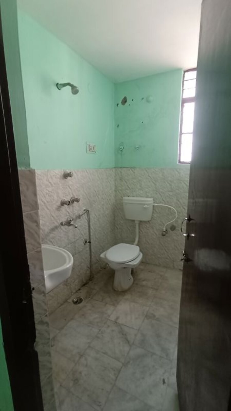 Bathroom, exhibition road 2 Bedroom 1000 Sq.Ft. Apartment In Exhibition Road Patna 10189717