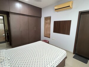 Bedroom in 2.5 BHK Apartment at Oberoi Realty Woods, Goregaon East – for Rent