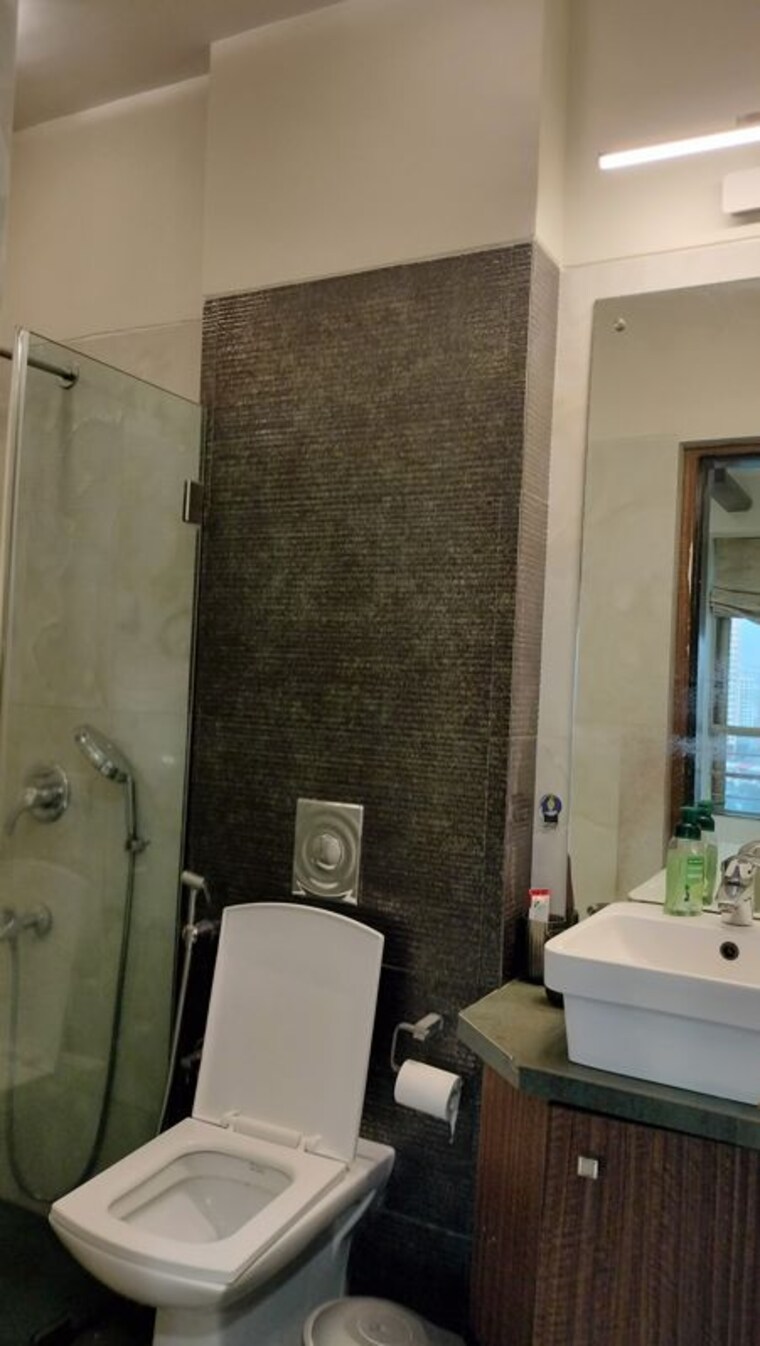 Bathroom, oberoi-realty-woods 5 Bedroom 2100 Sq.Ft. Apartment In Goregaon East Mumbai 10189867