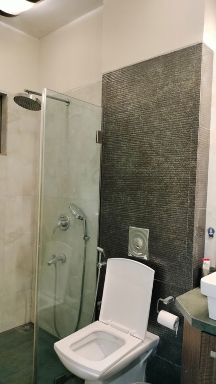Bathroom, oberoi-realty-woods 5 Bedroom 2100 Sq.Ft. Apartment In Goregaon East Mumbai 10189867