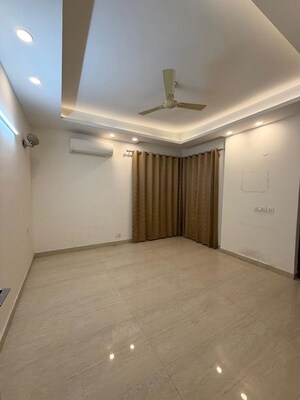 Room in 4 BHK Builder Floor at Sector 48 – for Rent