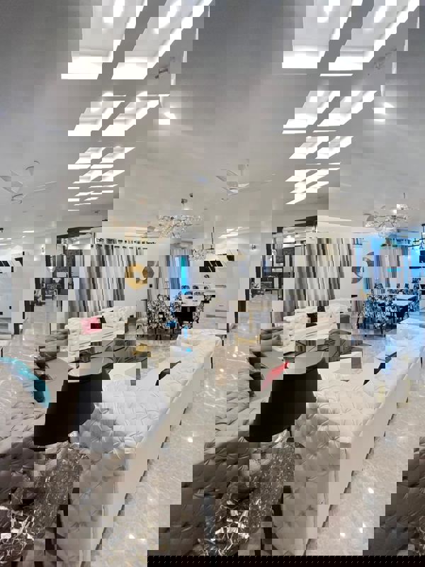 4 BHK + Servant Room,Extra Room 4720 Sq.Ft. Apartment in Gaurs Platinum Towers