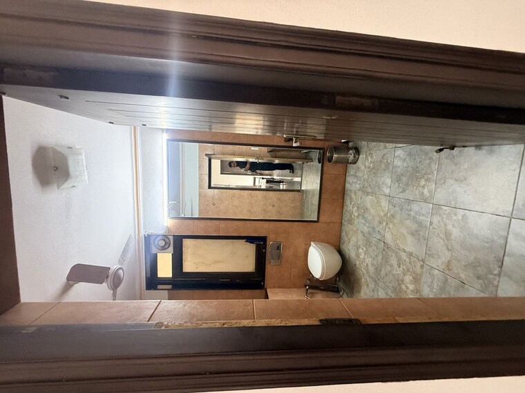 Bathroom, sector 21c 2.5 Bedroom 350 Sq.Yd. Independent House In Sector 21c Faridabad 10190157