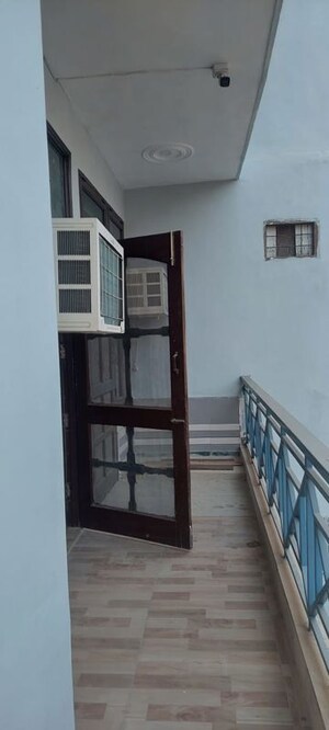 Room in 3 BHK Builder Floor at Sector 40 – for Rent