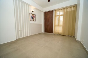 Room in 2.5 BHK Apartment at Supertech Cape Town, Sector 74 – for Sale