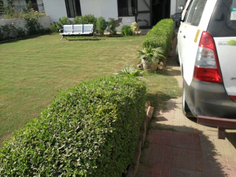Garden, sector 40 2 Bedroom 2000 Sq.Ft. Independent House In Sector 40 Gurgaon 10190359