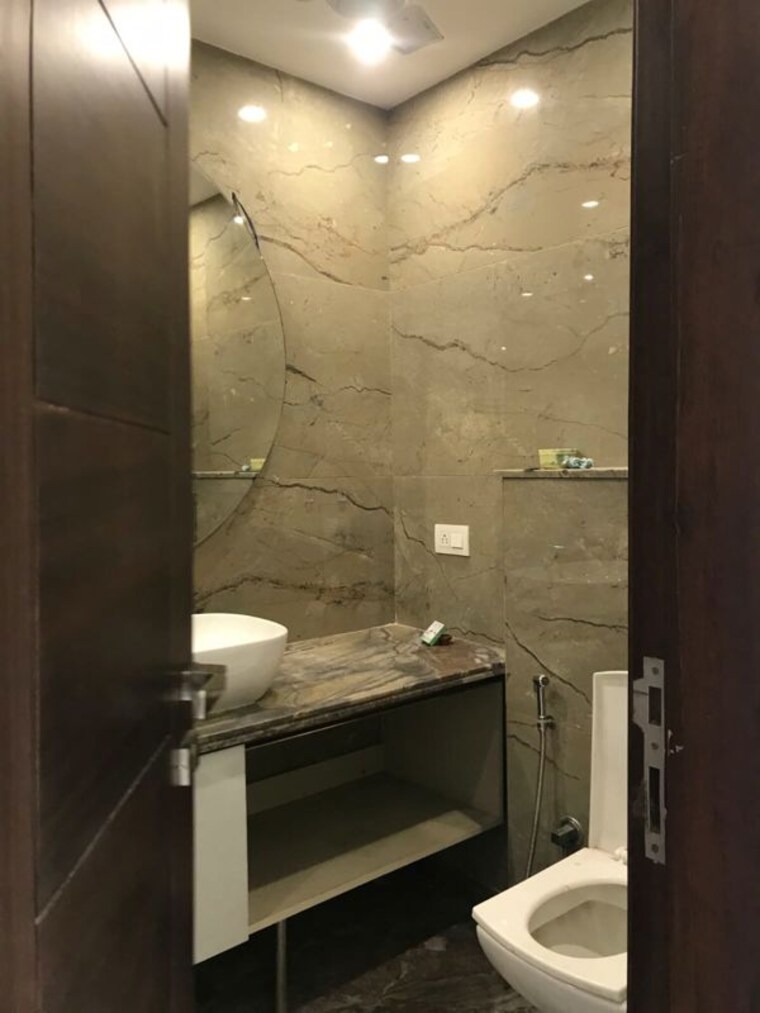 Bathroom, kailash hills 4 Bedroom 250 Sq.Yd. Builder Floor In Kailash Hills Delhi 10190474