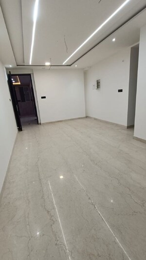 Room in 2 BHK Apartment at Khar West – for Rent