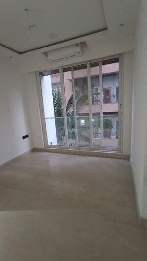 Room in 2 BHK Apartment at Khar West – for Rent