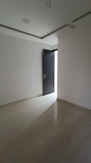 Room in 2 BHK Apartment at Khar West – for Rent