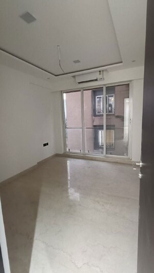 Room in 2 BHK Apartment at Khar West – for Rent