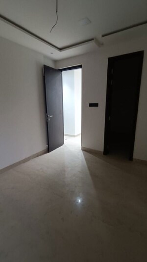 Room in 2 BHK Apartment at Khar West – for Rent