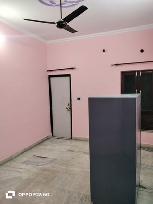 Room in 2 BHK Builder Floor at Gomti Nagar – for Rent