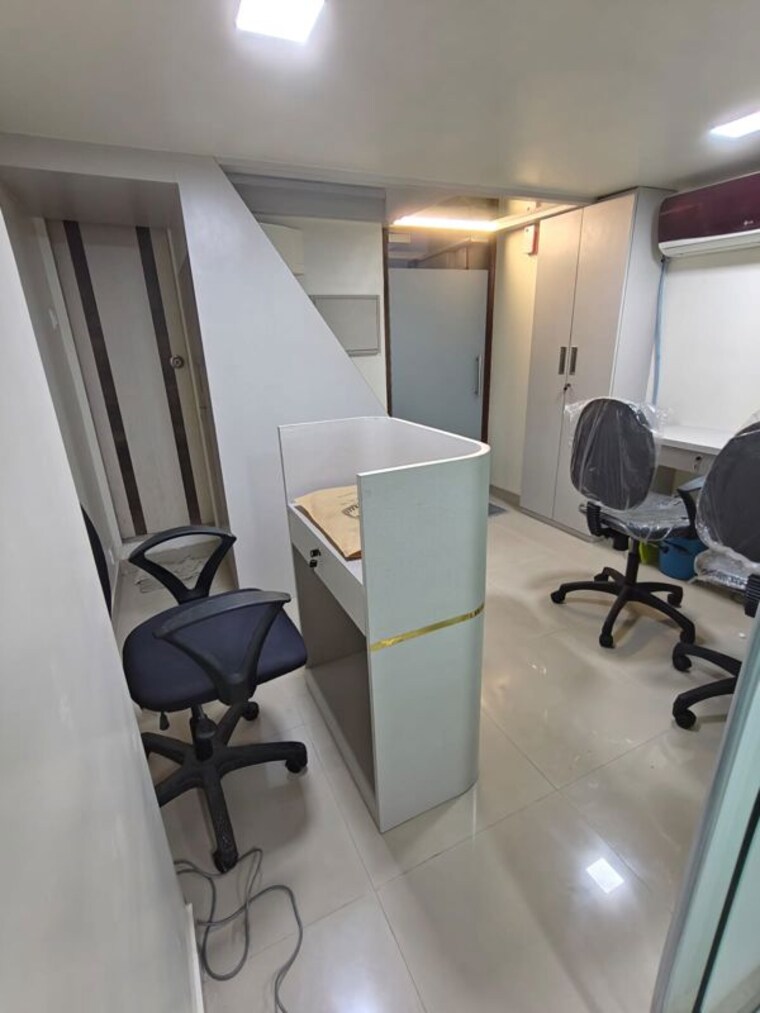 Team Area, new-link-palace Commercial Office Space 400 Sq.Ft. In Andheri West Mumbai 10190682